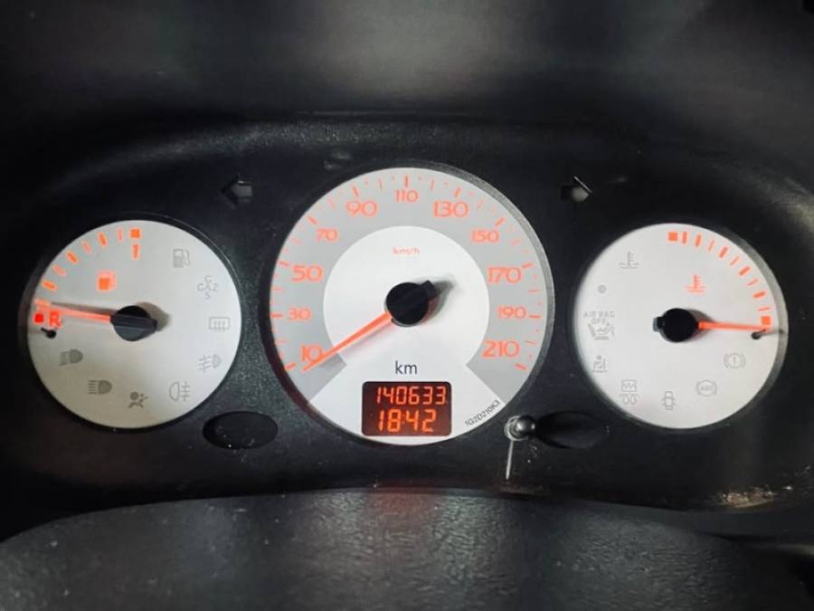 RENAULT - CLIO - 2009/2010 - Vermelha - R$ 18.990,00