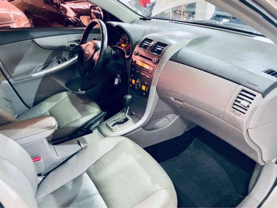 TOYOTA - COROLLA - 2008/2009 - Dourada - R$ 52.990,00