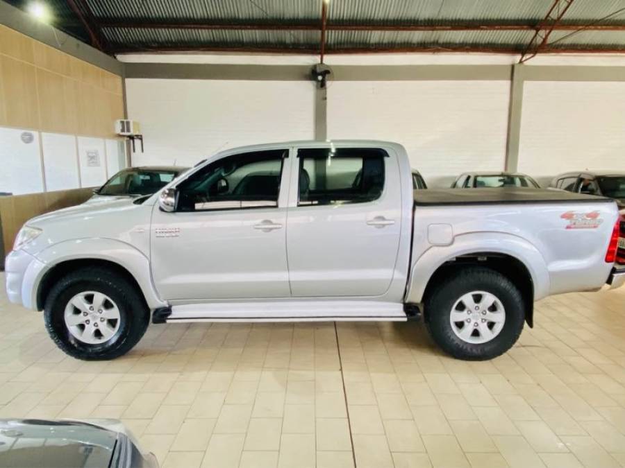 TOYOTA - HILUX - 2011/2011 - Prata - R$ 119.990,00