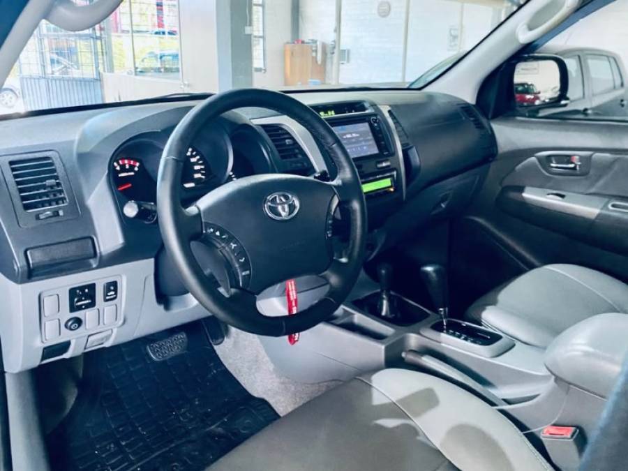 TOYOTA - HILUX - 2011/2011 - Prata - R$ 119.990,00
