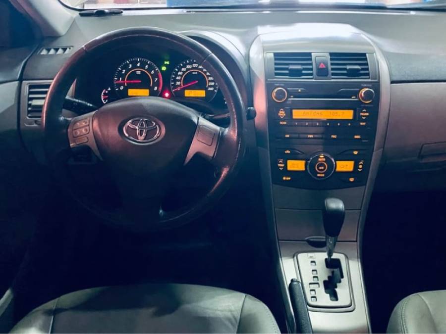 TOYOTA - COROLLA - 2008/2009 - Dourada - R$ 52.990,00