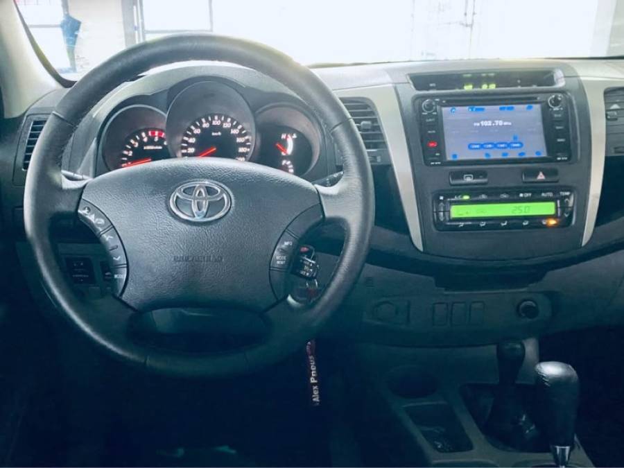 TOYOTA - HILUX - 2011/2011 - Prata - R$ 119.990,00