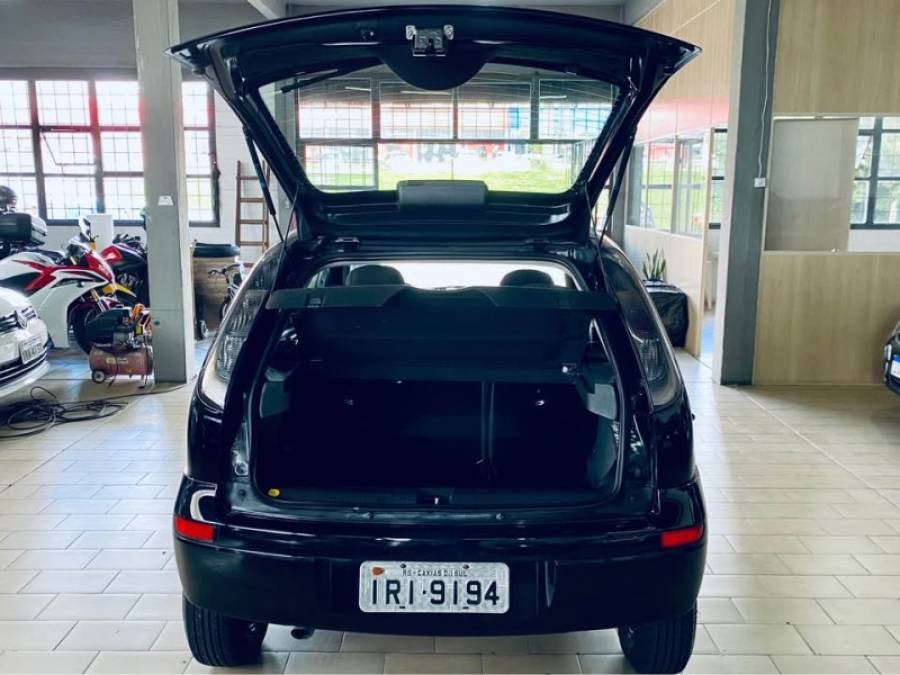 CHEVROLET - CORSA - 2010/2011 - Preta - R$ 28.990,00