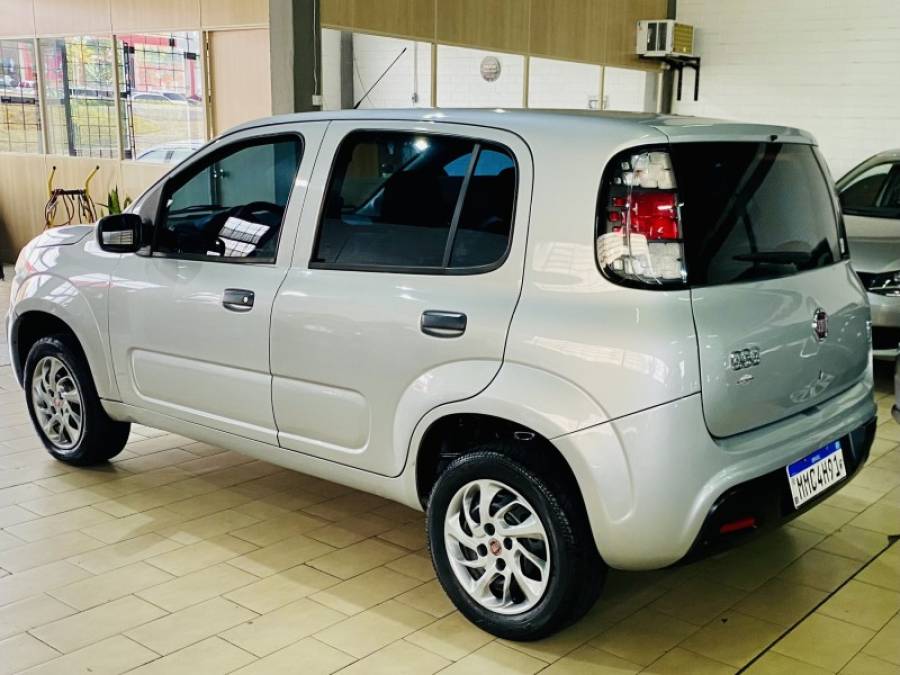 FIAT - UNO - 2014/2015 - Prata - R$ 35.990,00