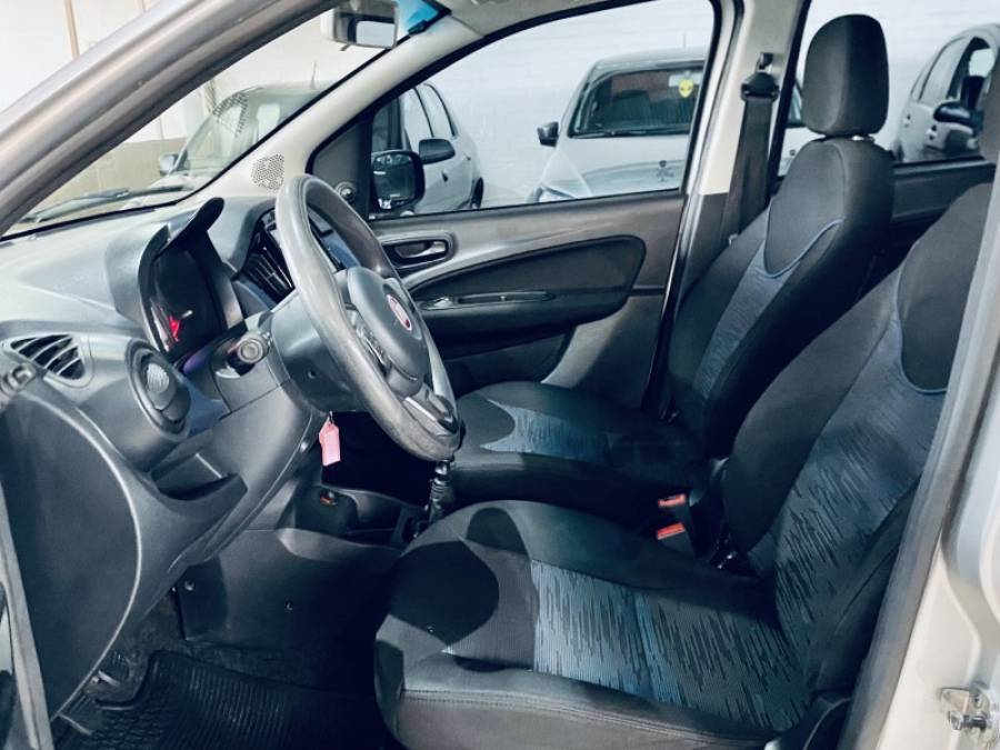 FIAT - UNO - 2014/2015 - Prata - R$ 35.990,00