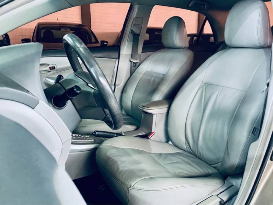 TOYOTA - COROLLA - 2008/2009 - Dourada - R$ 52.990,00