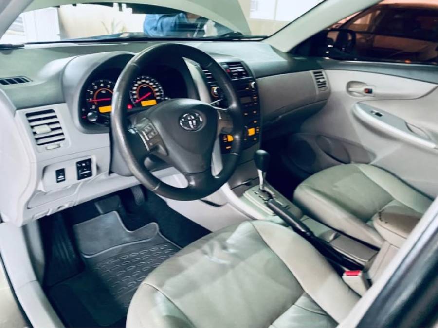 TOYOTA - COROLLA - 2008/2009 - Dourada - R$ 52.990,00