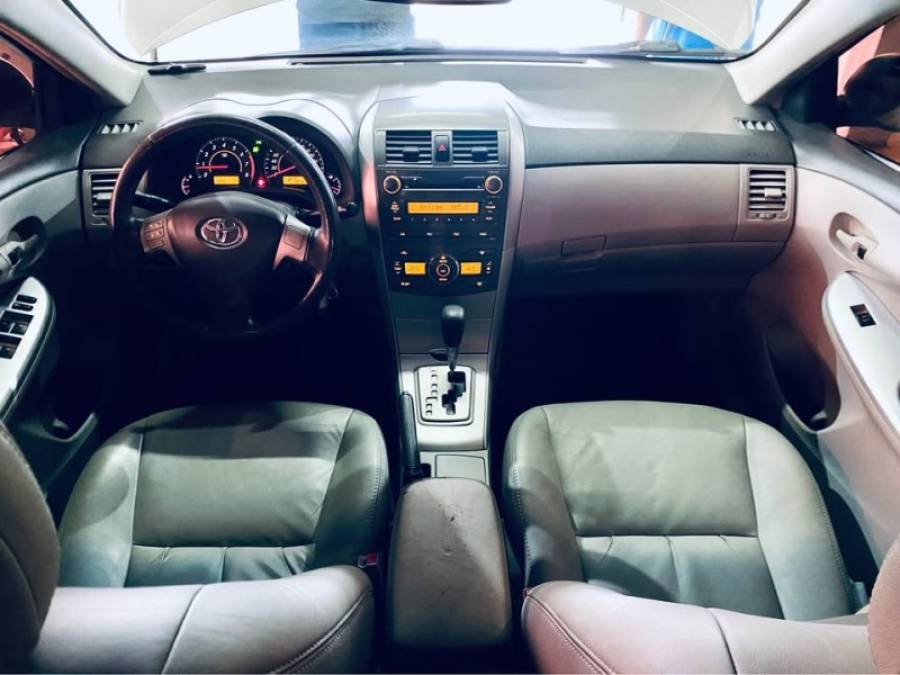 TOYOTA - COROLLA - 2008/2009 - Dourada - R$ 52.990,00